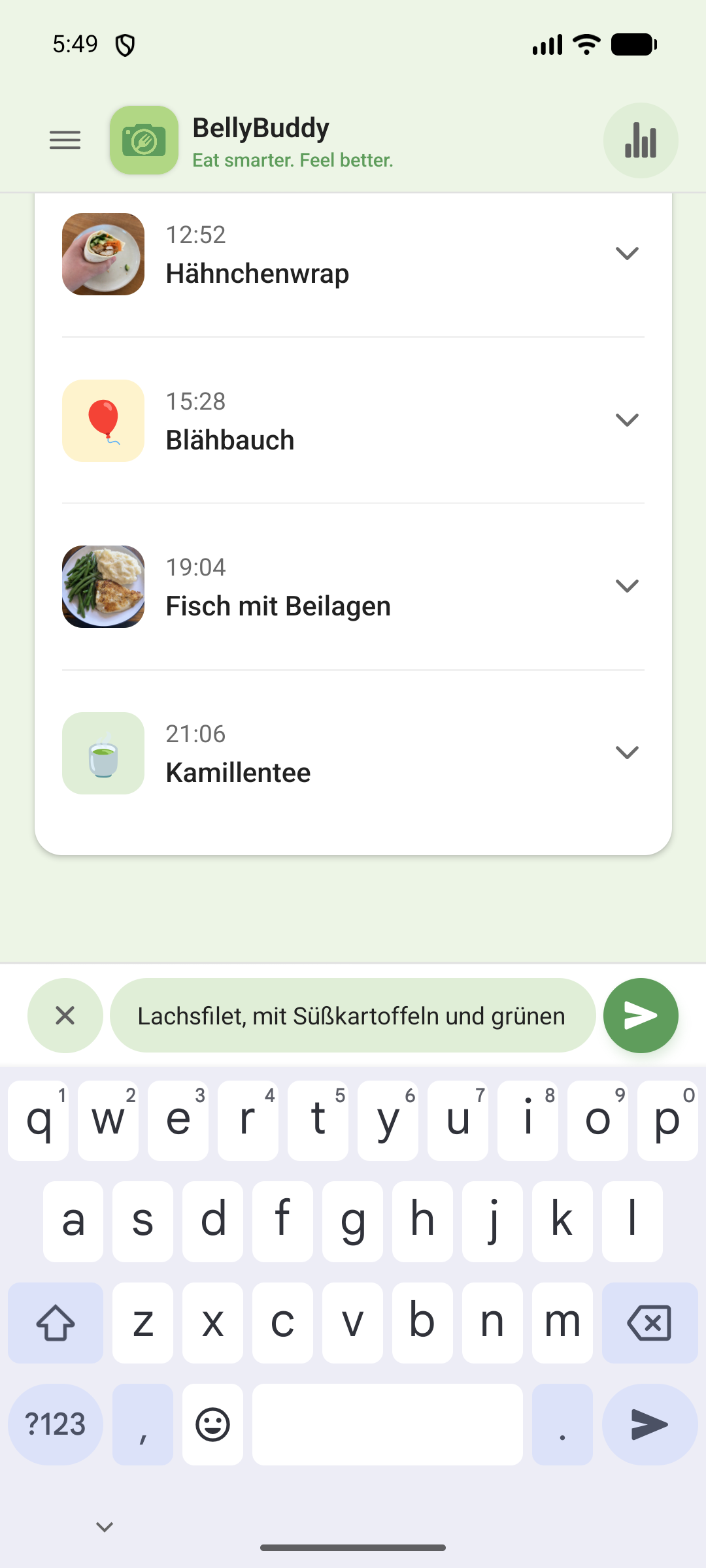 „Lachsfilet, mit Süßkartoffeln und grünen Bohnen“ wird in BellyBuddy eingetippt